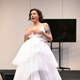 Střípky z módní přehlídky v rámci svatebního veletrhu. V roli modelky se objevila i komička Adéla Elbel.