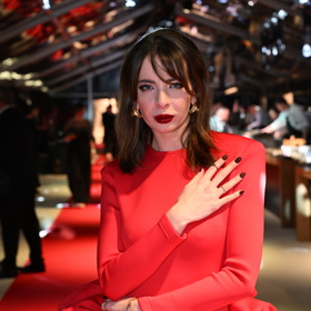 Debbie Brown vynesla rudé šaty.