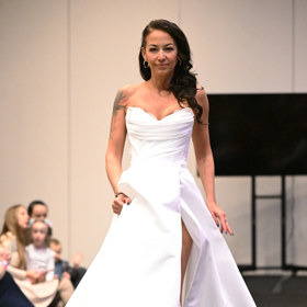 Agáta Hanychová předvedla svatební šaty od Very Wang.