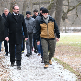 Petr Pavel se starostou Nových Hradů na procházce.