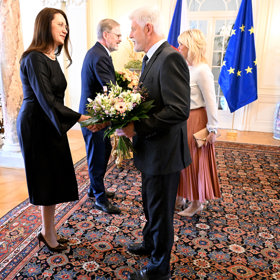 Jana Fialová se vítá s Petrem Pavlem.