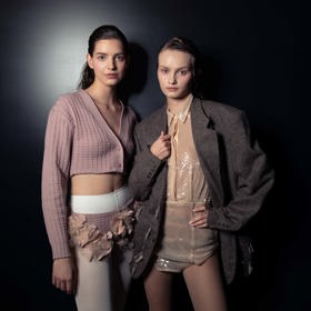 Ukázka z nejnovější kolekce značky On The Boat. Přehlídka s názvem LAYERS zahrnovala deset modelů inspirovaných růžovým třpytivým odstínem zařízení Ploom Rose Shimmer.