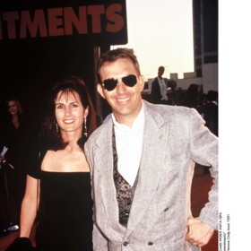 Cindy si vzal po dvou a půl letech chození a pořídili si tři děti. Kevin se mezitím vypracoval v hollywoodskou star, což ho při rozvodu roku 1994 stálo 80 milionů dolarů.