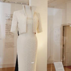 Model sestává z dlouhé róby bez ramínek, ale hlavně bolerka se stojáčkem, který tolik připomíná overaly Elvise Presleyho.