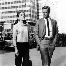 Audrey Hepburn jako Holly Golightly ale ve filmu předvedla i mnohem jednodušší slušivé oblečení. Třeba tuto kombinaci roláčku a černých kalhot s cigaretovými nohavicemi, které doplnila kabelka s řetízkovými uchy a lodičky na nizoučkém podpatku zvaném kačenky, či kitten heels.