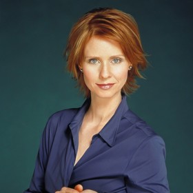 Okouzlující zrzka Miranda si s svým pověstným mikádem různě stylingově pohrávala. 