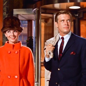 Trendy klobouček současnosti? I ten ve snímku naleznete. Kožešinový bucket hat Holly nasadila ke slušivému oranžovému plášti se stojáčkem.