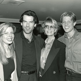 Pierce Brosnan s rodinou na snímku z roku 1991. Zleva Charlotte, Pierce, Cressida a Christopher. Charlotte a Christophera si Cressida přivedla do manželství z předchozího vztahu, herec pak obě děti adoptoval.