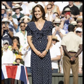 Kate miluje puntíky, a jestli je někam nosí víc než hojně, pak je to tenisový Wimbledon. Roku 2022 v šatech od Alessandry Rich předávala vítěznou trofej Novaku Djokovičovi.