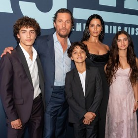 Matthew McConaughey je šťastný muž. S Camilou tvoří pár od roku 2006 a vychovávají spolu tři děti, jež jsou hercovým splněným snem. Zleva Levi, Matthew, Livingston, Camila a Vida.