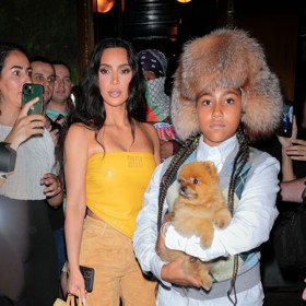 ...North West se nezdráhá experimentovat. Mezi její nejoblíbenější kousky aktuálně patří beranice, kterou často kombinuje s hřmotnými sněhulemi a tričky s divokým potiskem.