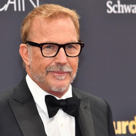 Navíc se šuškalo, že ačkoli si herec pilně buduje image vzorného otce od rodiny, ve skutečnosti stál za krachem jeho manželství poměr s tanečnicí hula hula, kterou potkal na Havaji během natáčení filmu Vodní svět.