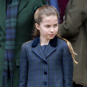 V podobném stylu vyrazila loni na stejnou akci i Charlotte.