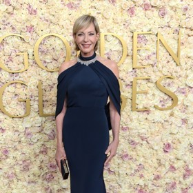 Do třetice zkracování. To má na svědomí americká herečka Allison Janney, kterou okouzlilo krátké mikádo v platinových tónech.