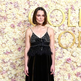 Foukané mikádo se symetrickou pěšinkou herečka sladila s retro modelem značky Chanel zdobeným peřím a výšivkami.