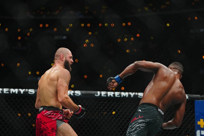 Jiří Procházka v souboji s Jamahalem Hillem na UFC 311.