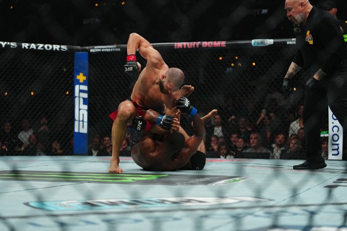 Jiří Procházka v souboji s Jamahalem Hillem na UFC 311.