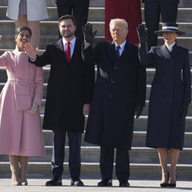První dáma USA Melania Trump oblékla pro inauguraci svého chotě model z dílen amerických módních tvůrců.