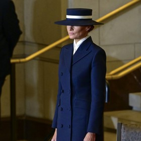 Melania Trump si stejně jako Kate Middleton oblíbila hřejivé zimní outfity vystavěné pouze na elegantním plášti. Tento tmavě modrý skvost pro ni navrhl a ušil americký módní návrhář Adam Lippes.