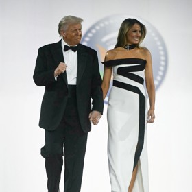 Večerní inaugurační ples ozdobila Melania Trump v na míru šitém modelu, jehož autorem je její osobní stylista, návrhář Hervé Pierre.