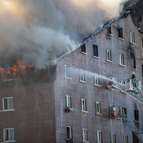 Kartalkaya Ski Resort zachvátily plameny. Zemřelo nejméně deset lidí.