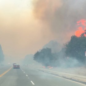 Los Angeles zachvátily požáry.