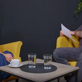 Denise Ayverdi v pořadu eXtra Host.