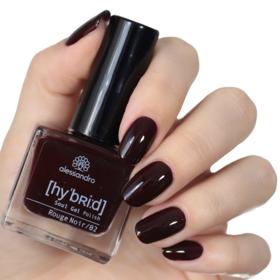 Odstíny vína stále kralují trendům. Hybridní lak s gelovým vzhledem, Allessandro, odstín Rouge Noir, 256 Kč