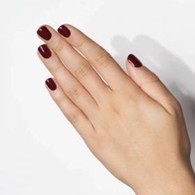 Lak na nehty v odstínech vínové ze své kosmetické výbavy zatím rozhodně nevyřazujte.