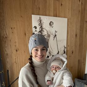 Betty s malou Amálkou na jejich první společné dovolené v Peci pod Sněžkou. 