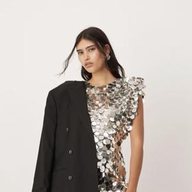 Krátké šaty s ramenními vycpávkami a obřími flitry, ASOS, 6 490 Kč