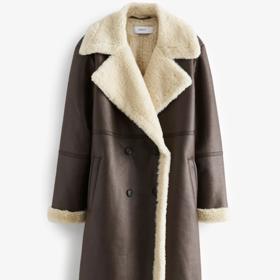 Kabát s kožešinovou podšívkou přiznanou na klopách, límci a lemech, Next, 2 870 Kč