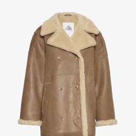 Tento druh kabátu je půvabný také v karamelově hnědém provedení. Kabát s kožešinovou podšívkou, Karen by Simonsen, 16 599 Kč