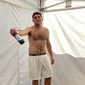 Adam Rohony je kontroverzní rapper. 