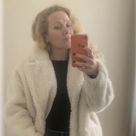 Stylistka Jana Elfmarková si svůj oblíbený džínový kousek přivezla z pařížské Zary. Vy je ale pořídíte i u nás.