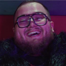 FattyPillow ve filmu Bez trenek.