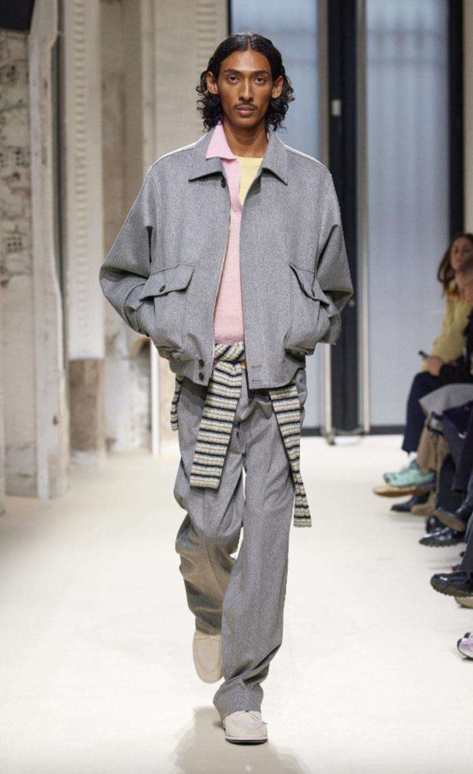 Model z přehlídky módní značky Auralee.