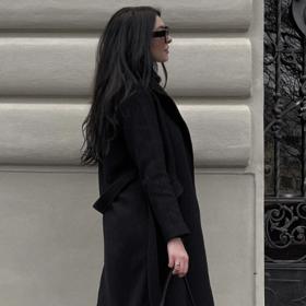 Editorka sociálních sítí Lifee.cz Eva Pavlišová oblékla outfit, ve kterém si dovolila opustit svou komfortní zónu a netradičně sáhla po obuvi v hnědých tónech.