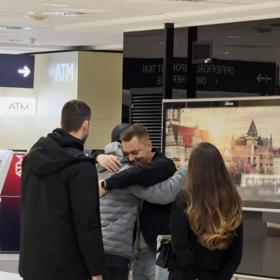 Vilém Franěk v objetí s Martinem Mikyskou.