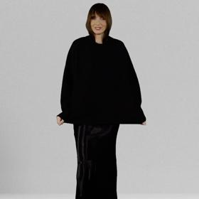 Svetr můžete obléknout i k saténové sukni, nebo jako stylistka Nikola Marková na šaty. 