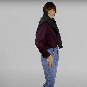 Trendy je nosit i svetr "jako šálu", ale je zde důležité udělat hezčí než obyčejný uzel. 