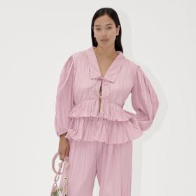 Set kalhot vzdušného střihu a blůza se zavazovacími prvky v baby pink odstínu, Stine Goya.