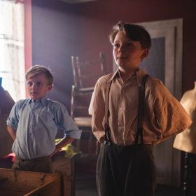 Mladí kluci v seriálu Studna.