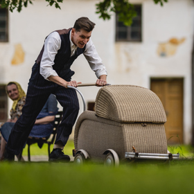 David Švehlík jako tajemný otec rodiny.
