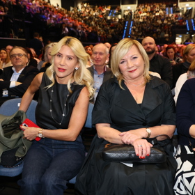 Alena Schillerová s dcerou Petrou Rusňákovou na koncertě k sedmdesátinám Zdeňka Bartáka