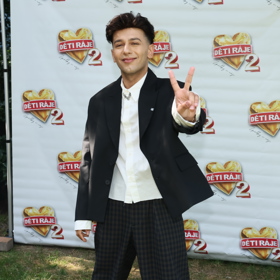 Jan Bendig se nám pochlubil zajímavou broží v místě, kde pánové nosí motýlka či kravatu.