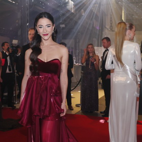 Eva Burešová si zatancovala ve vínových šatech od Zuzany Lešák Černé, které rovněž vynikají korzetovým topem. Eva vynesla rozpuštěné a lehce zvlněné vlasy. O ty se jí postarala vizážistka Edvina Beauty.