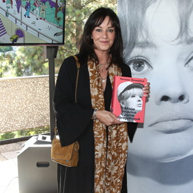 Takový doplněk ještě více vynikne v kombinaci s tmavým pláštěm.