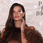 Nikol Švantnerová ukázala fotografům své diamantové šperky.