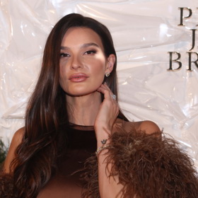 Nikol Švantnerová ukázala fotografům své diamantové šperky.